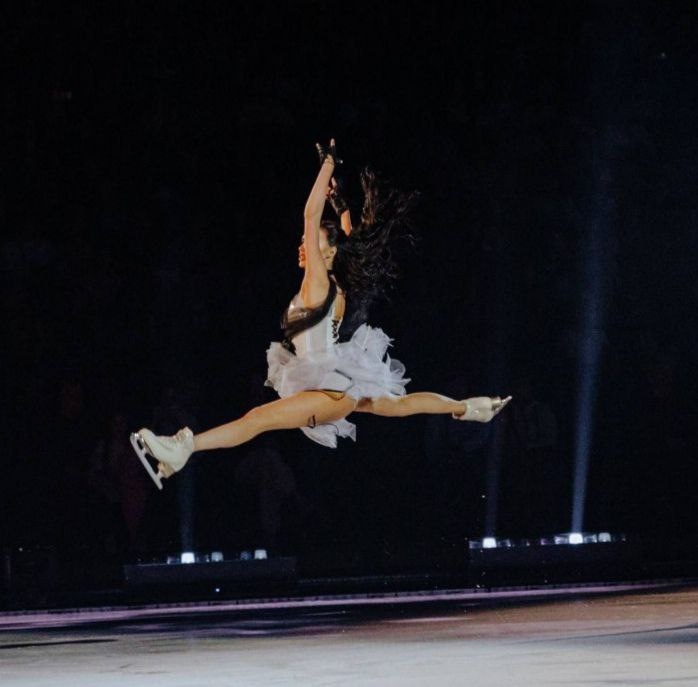 Алина Загитова в шоу Ассоль 