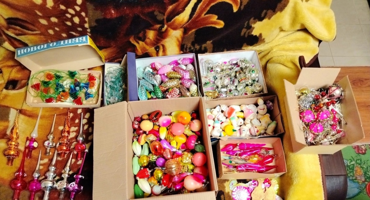 1. Целый набор старых елочных игрушек