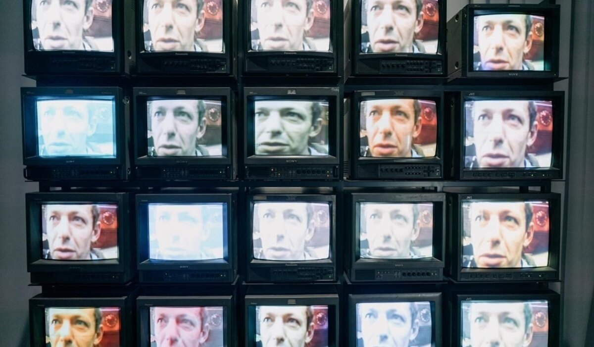     "Бакштейн-функция" в Музее "Гараж": история российского совриска на языке видео