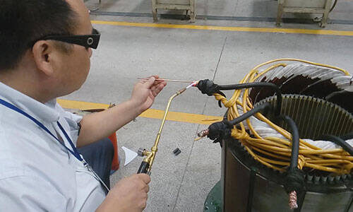 Пайка электродвигателя кислородно-водородным пламенем.