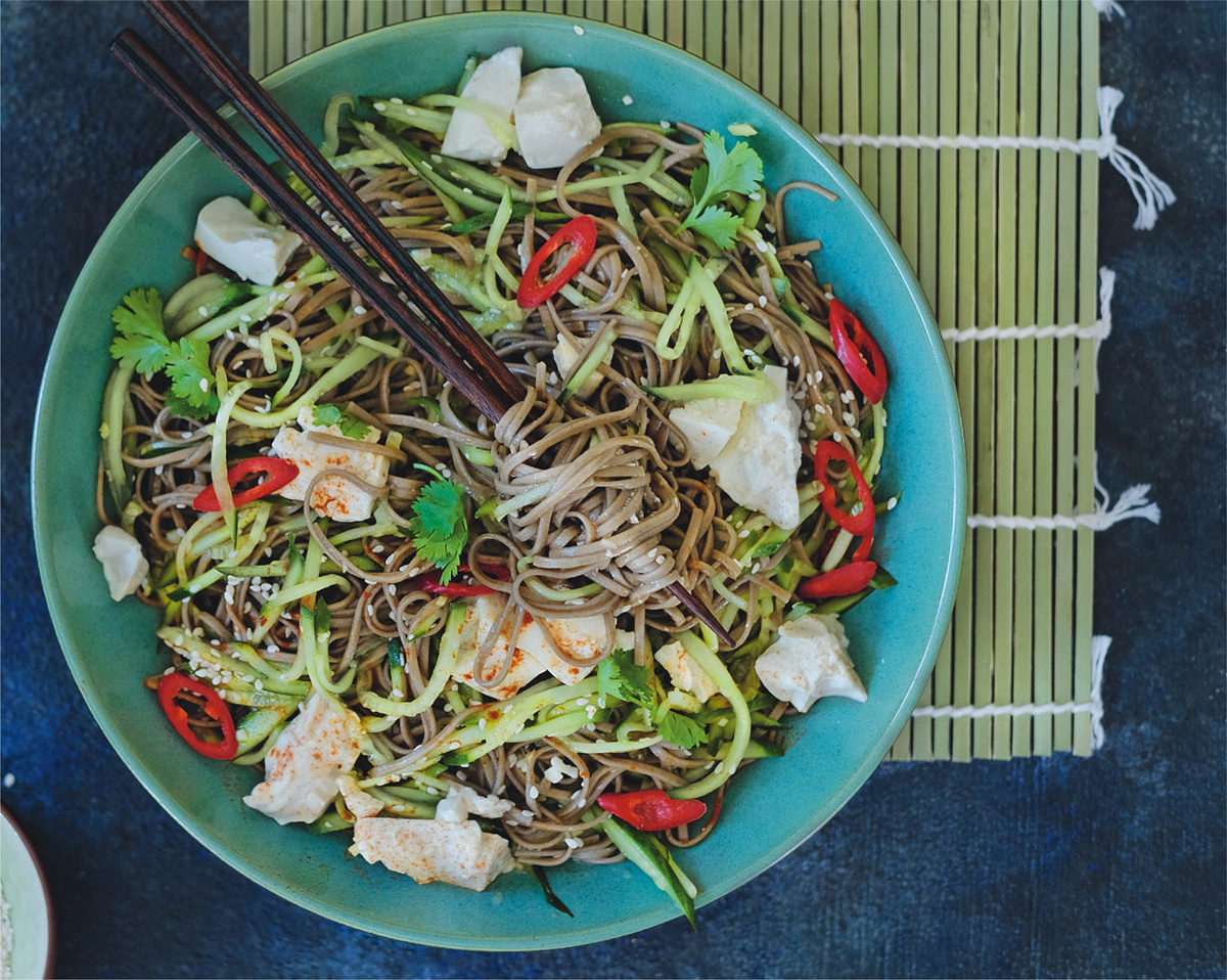 Салат из лапши соба с огурцами, тофу и соевой заправкой