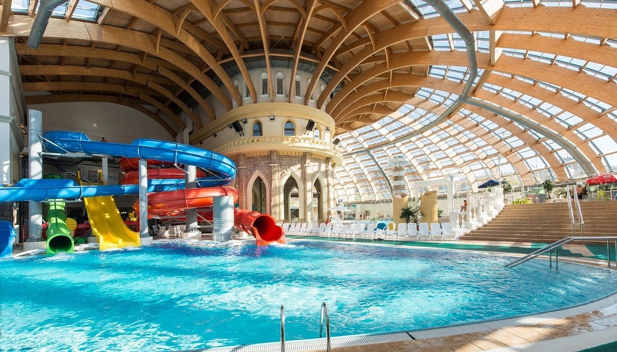 Полный гид по 7 топовым аквапаркам Москвы: Мореон, Карибия, Ква-Ква Парк. Актуальные цены 2025, скидки, экстремальные и детские горки, адреса и метро.