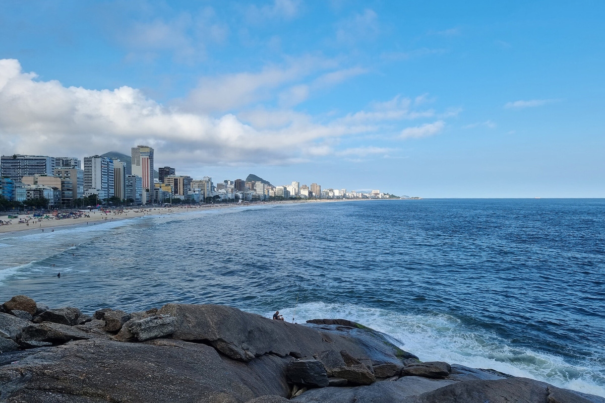 Пляж Леблон вдалеке переходит в пляж Ипанема. Фото: Дарья Елисеева