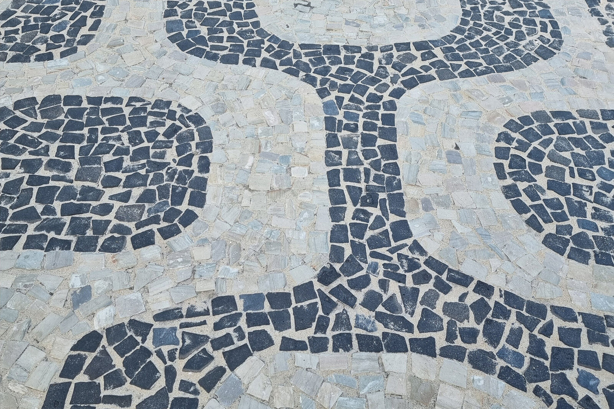 Характерная плитка тротуара для пляжа Леблон. Фото: Дарья Елисеева