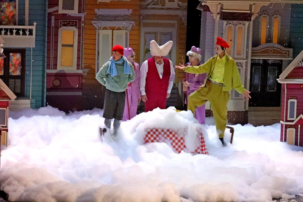 Пенное шоу в спектакле "Прянирчный домик", 2025 г. Фото автора.