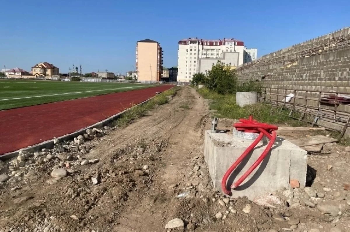    Меликов раскритиковал подрядчиков за срыв сдачи стадиона в Кизилюрте