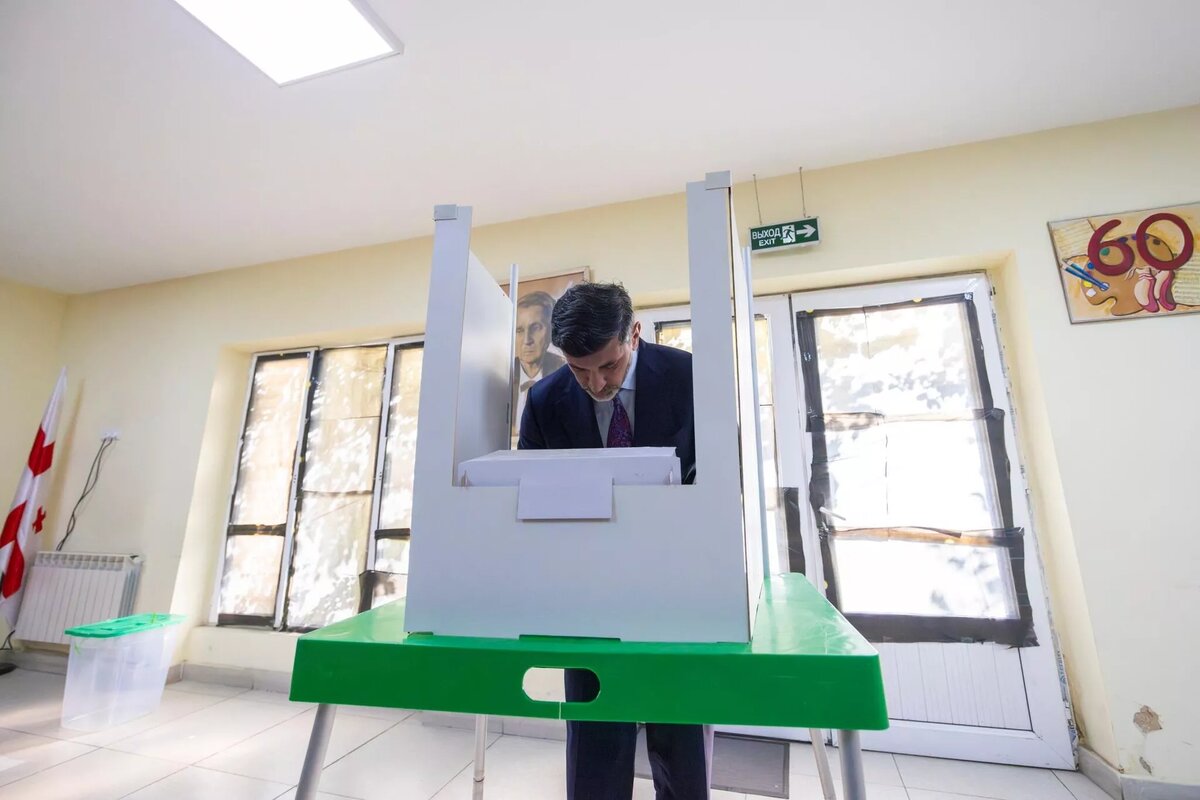 Мэр Каха Каладзе проголосовал на муниципальных выборах в Грузии 2025 © Courtesy of Kakha Kaladze