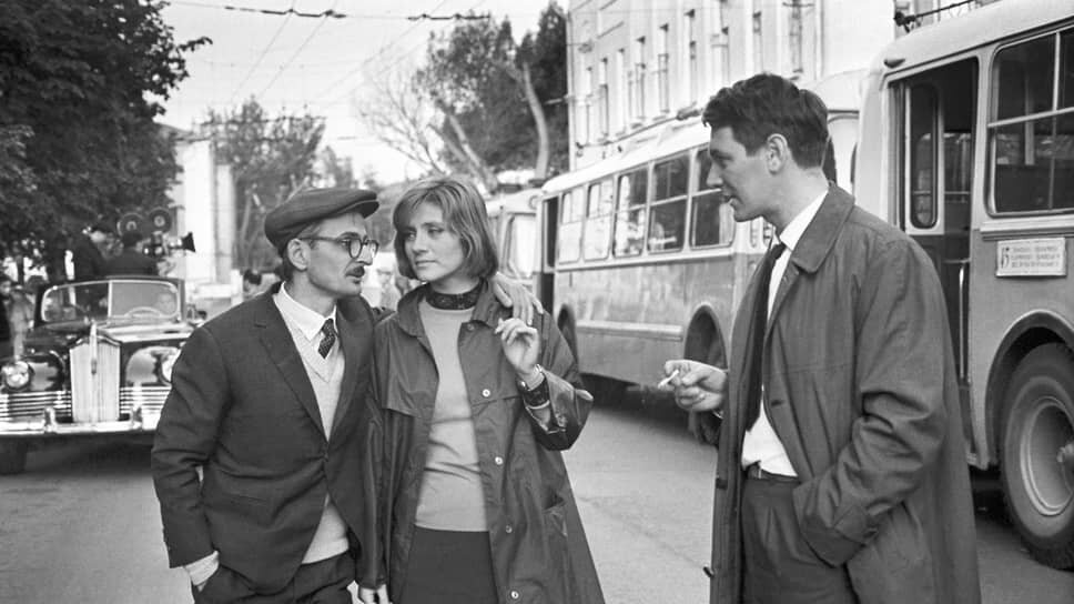 Режиссер Марлен Хуциев (слева), актеры Евгения Уралова и Александр Белявский на съемках фильма «Июльский дождь».📷Фото: Валентин Мастюков / ТАСС