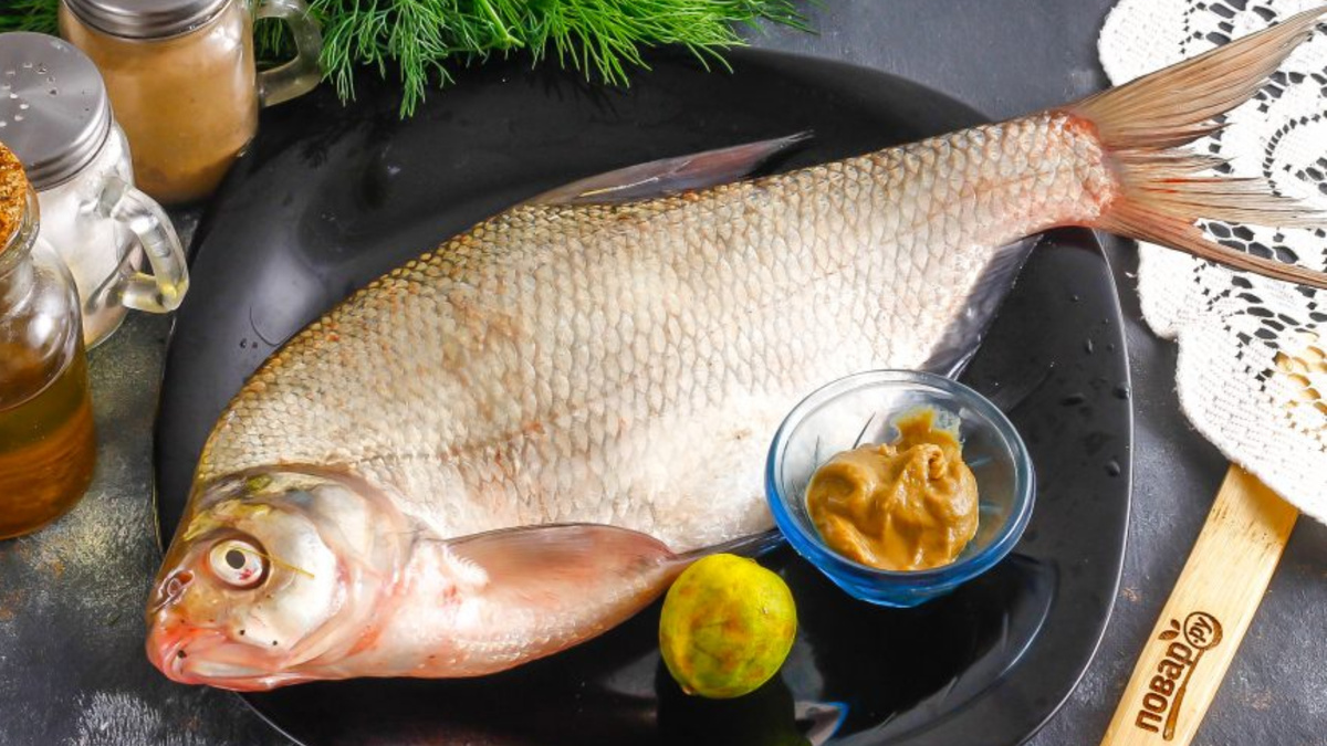 Лещ в духовке с чешуей