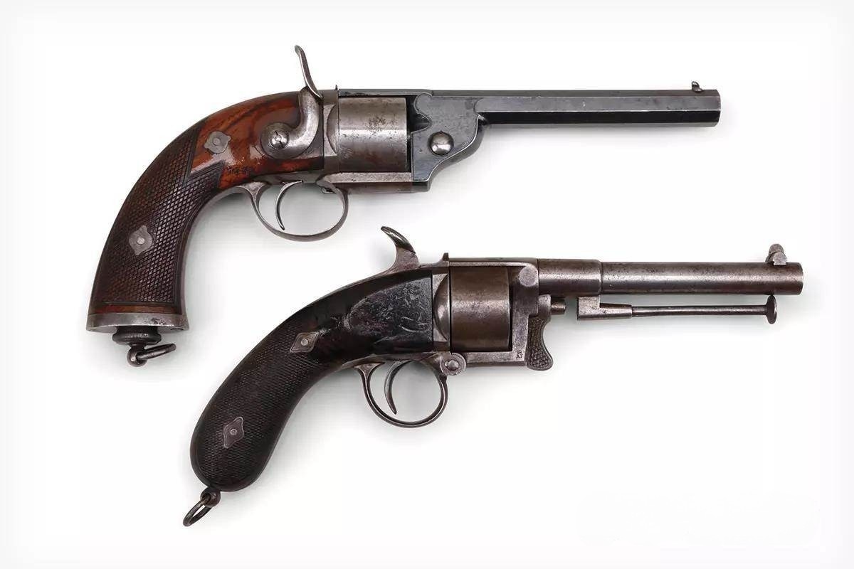 Револьверы Devisme, созданные под патроны 1854 и 1858 годов, были одними из первых крупнокалиберных оружия, использующих унитарные патроны.