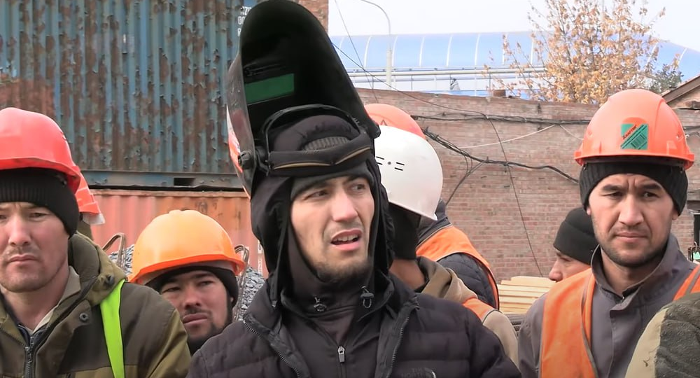 «У русских уже денег нет?»: таджики-мигранты обругали Россию из-за одного инцидента с долгами на стройке