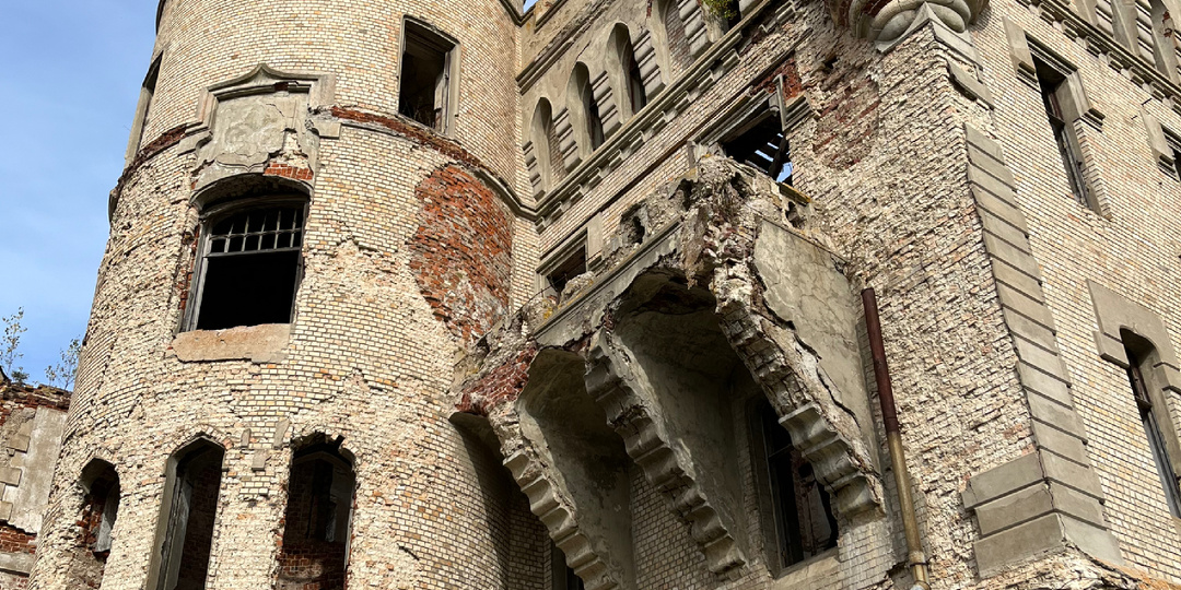 Заброшенный замок среди леса. Так выглядит одна из достопримечательностей Владимирской земли