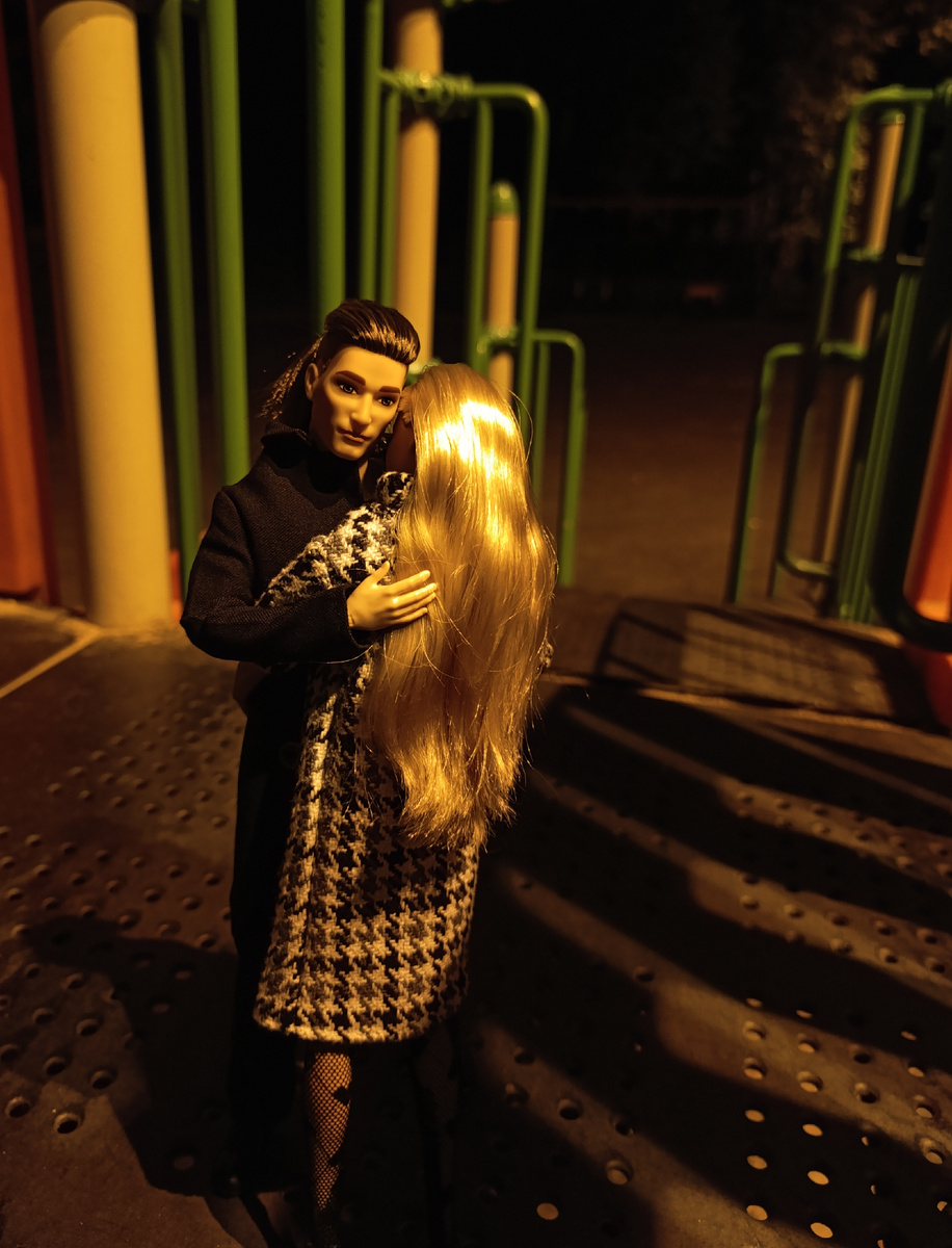 Он заключил её в свои крепкие,но нежные объятия