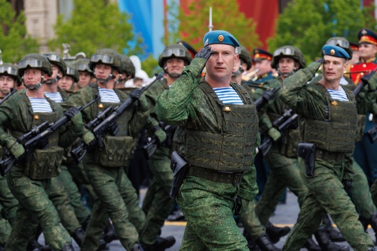 Российские войска на параде в честь Дня Победы в Москве.