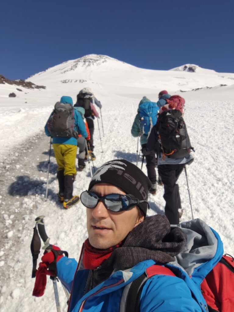 Решение «быть или не быть» принимается вовсе не дома, а уже на горе. Ключевой момент успешного восхождения — корректная акклиматизация. По умолчанию гиды планируют серию подъёмов и спусков в течение недели, постепенно поднимая высоту для восходителей  (наш максимальный тренировочный пик был на высоте 4300 м). Так оценивается готовность организма и принимается окончательное решение о допуске к финальному подъёму, да и самочувствие о многом расскажет.