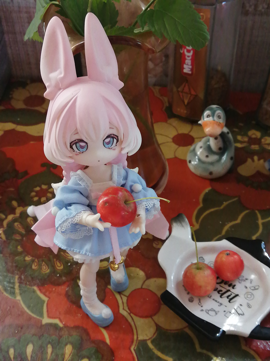 - А чего яблочки такие маленькие?