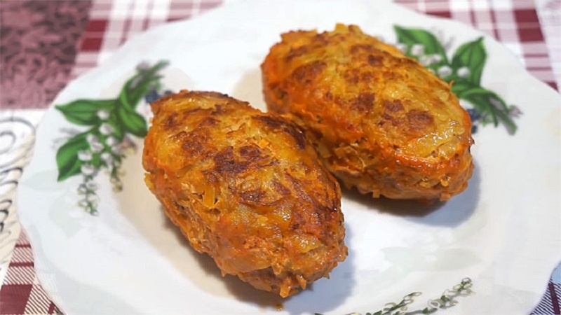 Быстрые котлеты из картофеля, фарша и моркови: сытный ужин за 20 минут