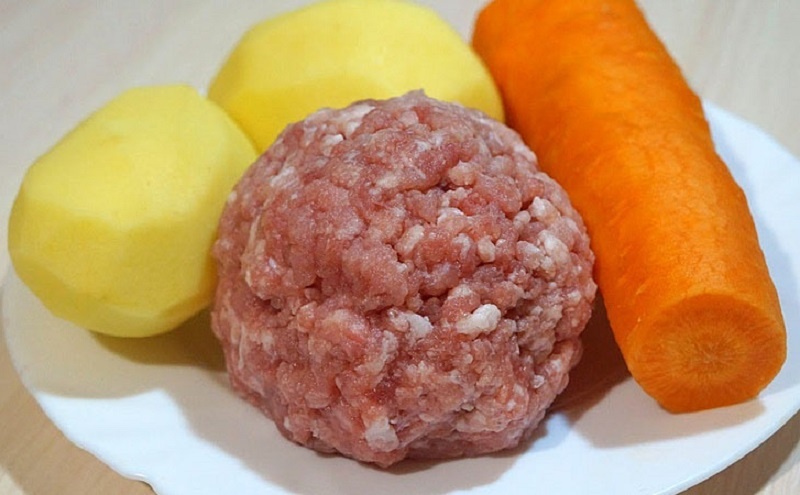 Быстрые котлеты из картофеля, фарша и моркови: сытный ужин за 20 минут