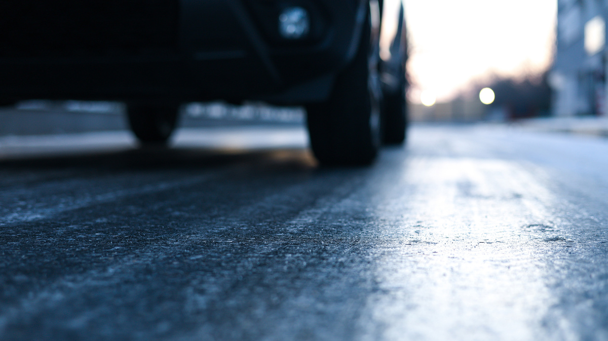     Фото: Dragos Asaftei/Shutterstock/FOTODOM К образованию гололедицы часто приводят так называемые «переходы через ноль», когда температура воздуха резко меняется с положительной на отрицательную