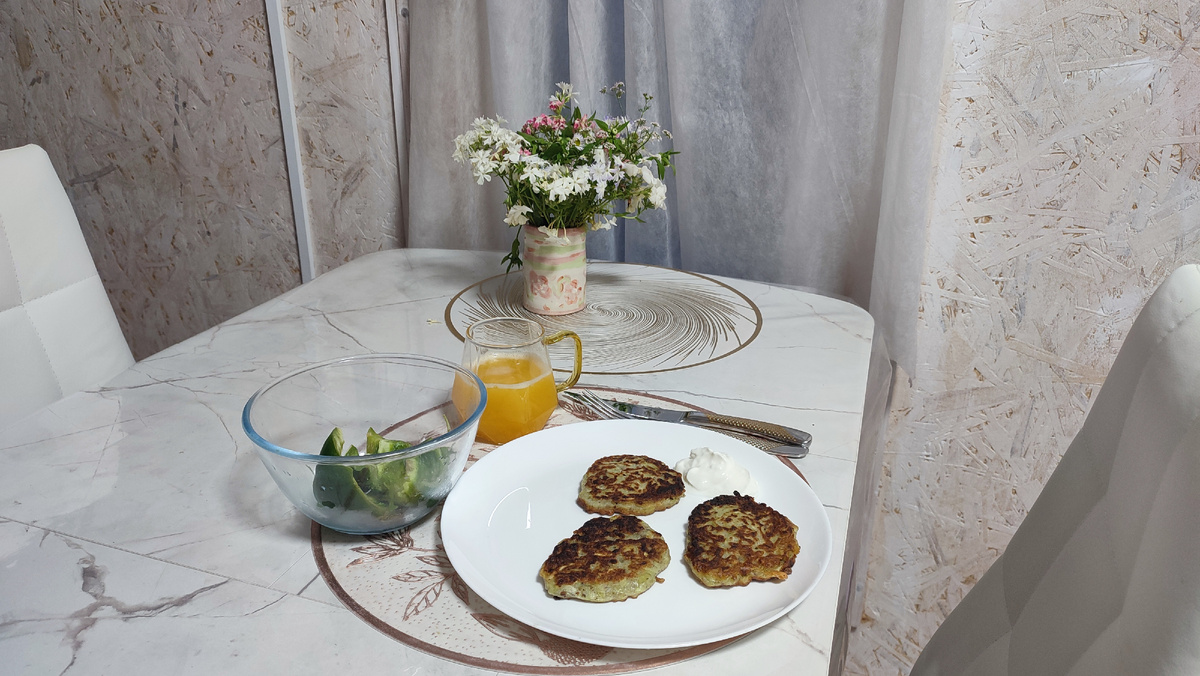 Завтрак: сок апельсиновый свежевыжатый, оладьи кабачковые, перец болгарский