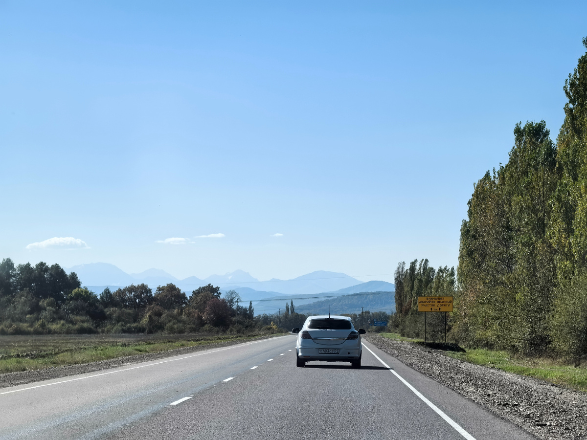 Впереди видны очертания гор