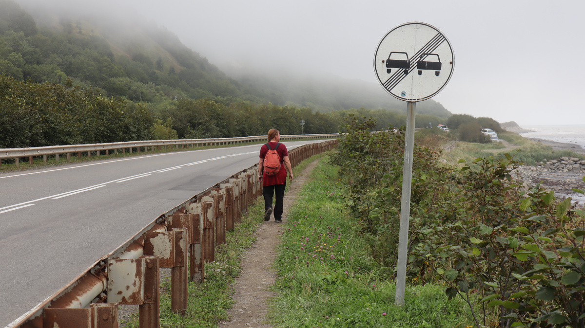 Вдоль Восточного побережья идет неплохая асфальтированная дорога. Фото автора.