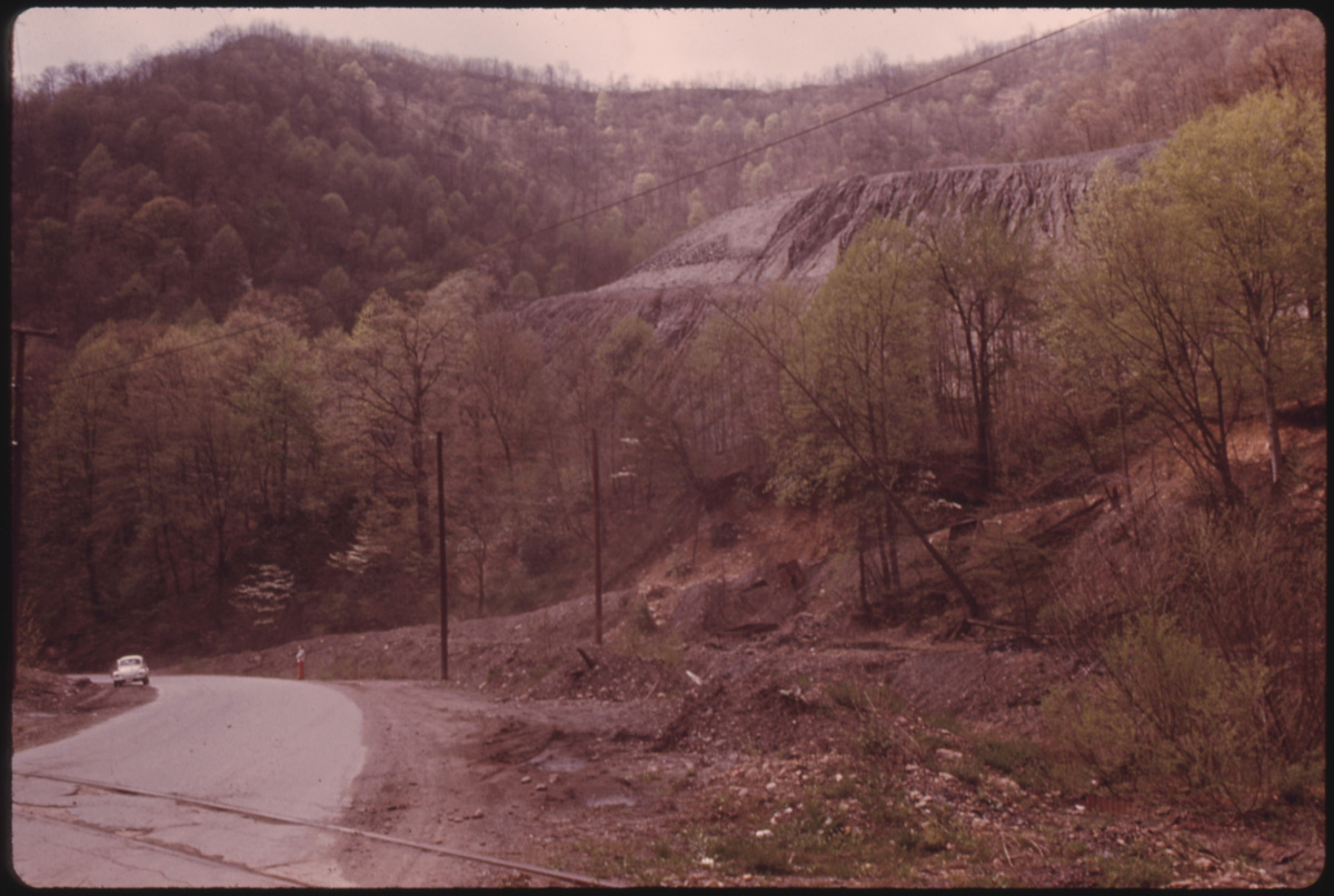 Автор: John Felton Corn Jr. Наименование: Slag heap on Buffalo Creek near Man and Logan, West Virginia. An earthen dam gave way on this stream in the early 1970's during a rainstorm creating a tidal wave of flood water which killed 104 people living in the valley below. Дата: апрель 1974 года. Источник: U.S. National Archives and Records Administration (NARA)