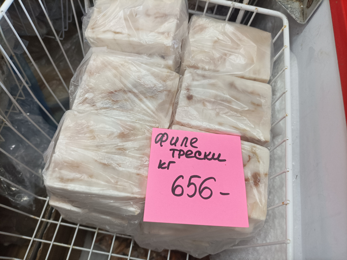 У нас появилось такое филе трески, очень вкусное. Можно запекать под сыром и овощами или просто под сыром 