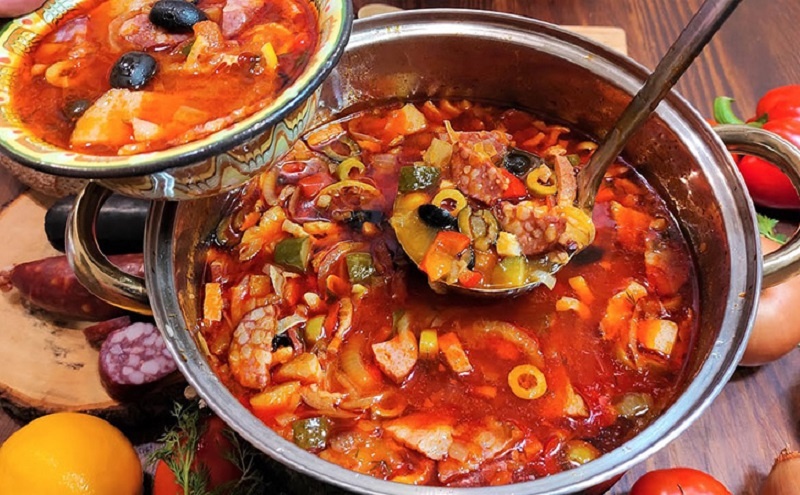 Вкусная солянка всего за полчаса: насыщенный вкус без долгой варки