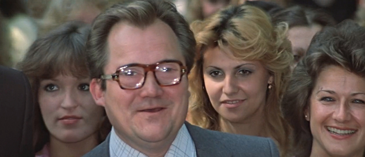 Кадр из кинофильма "Одиноким предоставляется общежитие", 1983 г., режиссер Самсон Самсонов, сценарист Аркадий Инин, композитор Евгений Дога (скриншот)