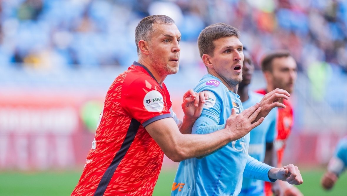    Нападающий «Акрона» Артем Дзюба и нападающий «Зенита» Александр Соболев. ФК «Зенит»