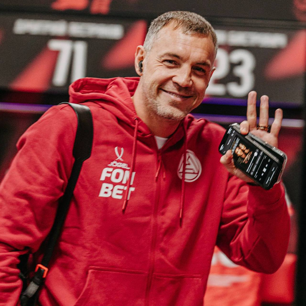 К Артему Дзюбе, кстати, есть вопросы и без его незабитого пенальти. "Акрон" не выигрывает 9 матчей подряд в РПЛ после слов Дзюбы "планируем побороться за чемпионство, гранды, берегитесь". Команда Заурбека Тедеева идет 13-й таблице РПЛ с 8-ю очками. Короче, шутить тоже надо с умом)...