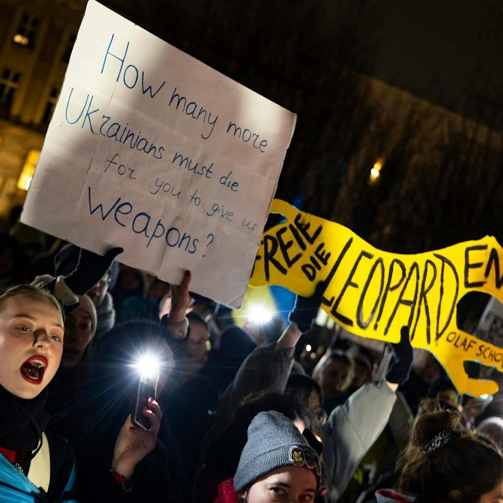 Украинцы в Германии требуют дополнительные поставки оружия.