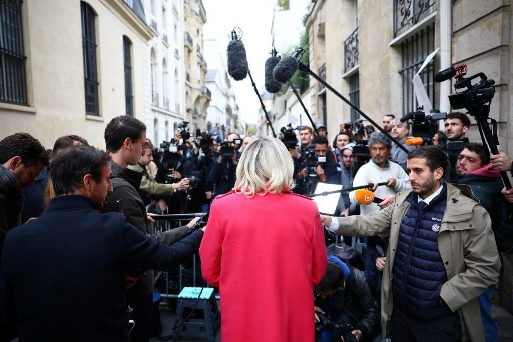 Председатель фракции депутатов в Национальном Собрании Марин Ле Пен комментирует решение правительства отказаться от использования статьи 49.3, 3 октября