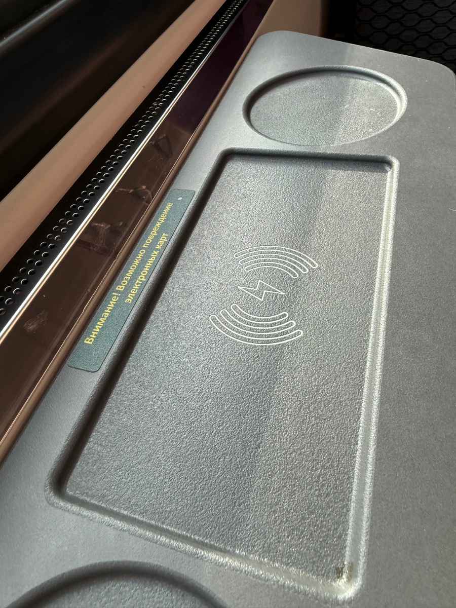 Можно поставить стаканчик с кофе и зарядить телефон.