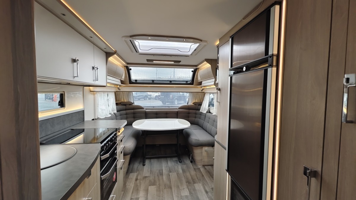 Просторная гостиная с панорамной крышей