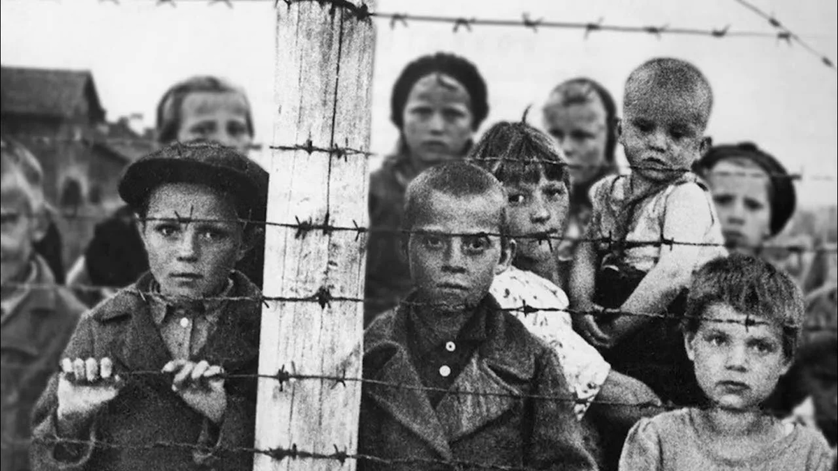 Бабушка Лиза сказала: «Надо идти». Мы собрались и пошли по мокрой песчаной дороге. Чувствовали свою беспомощность перед этими вооруженными людьми. Я плакал. Полицай взял меня на руки и отдал свою фуражку, чтобы успокоить меня. Он хорошо знал, что нас ведут туда, откуда не выходят,— в фашистский лагерь уничтожения.