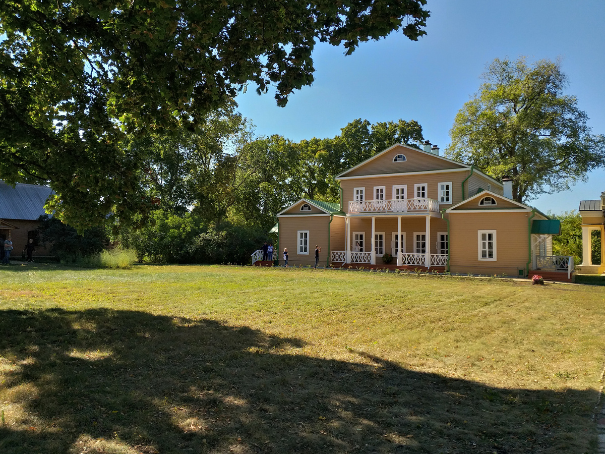 Имение Арсеньевой, бабушки Лермонтова, в Тарханах Пензенской области, где Миша провел детство. Фото из семейного архива