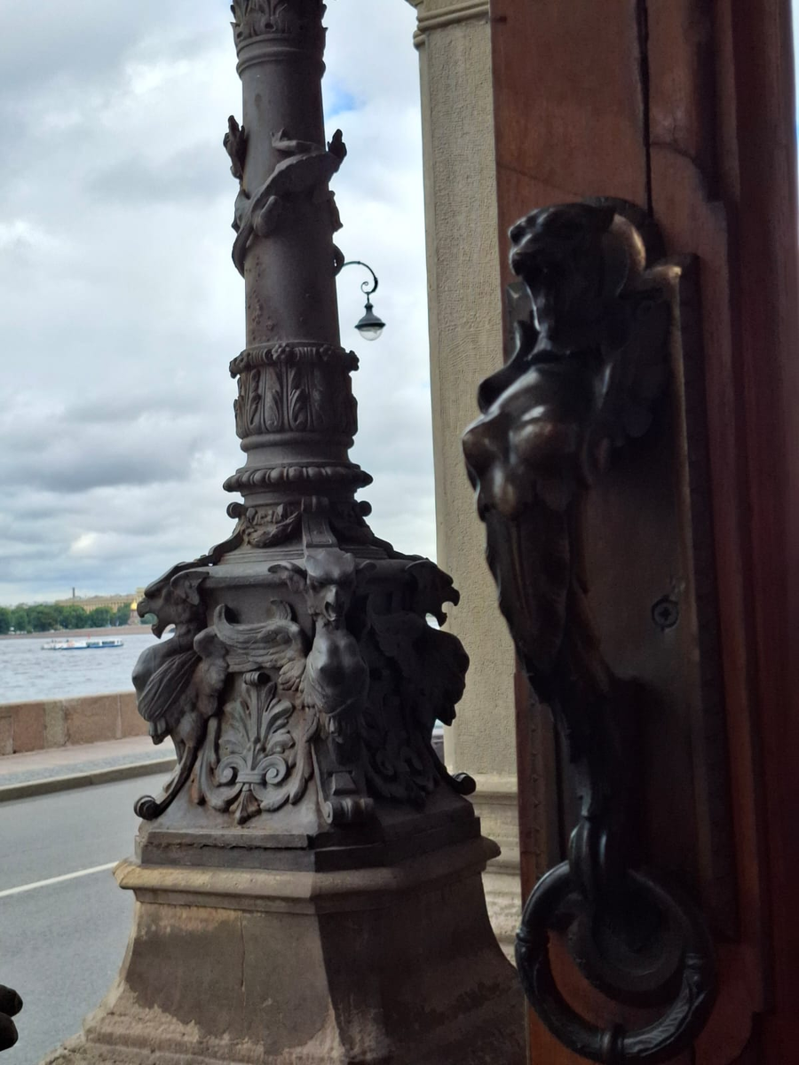 Дворец Великого князя Владимира Александровича. Дворцовая наб., д. 26. Листаем галерею --->