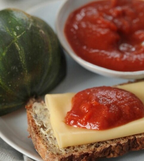 Остренький тыквенный кетчуп с яблоками на зиму - вкуснее томатного, за уши не оттянешь. И гуще, красивее - я теперь знаю, куда деть тыкву