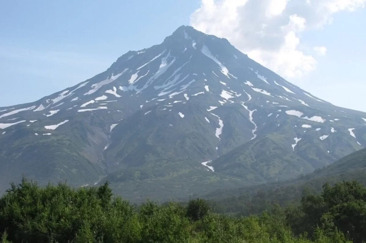    МЧС: двое туристов погибли при восхождении на вулкан на Камчатке