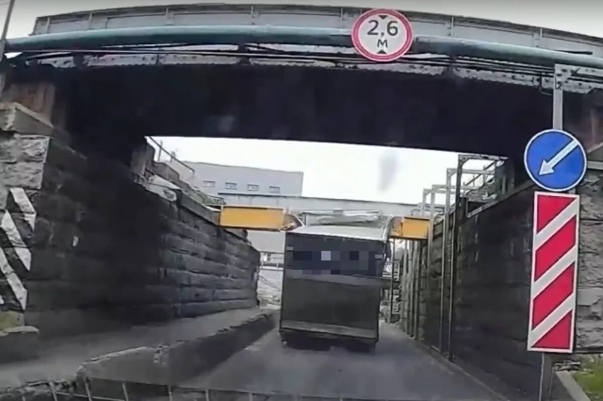    Видео: Мост глупости в Петербурге поймал жертву – почтовую машину