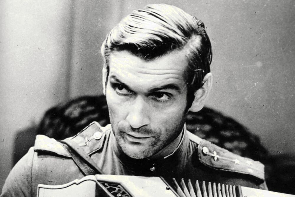 Песня "Нич яка мисячна" в фильме представлена в усечённом варианте, всего два куплета  