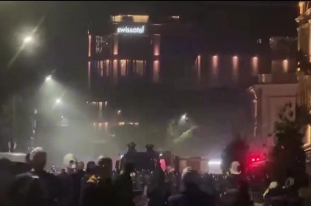    В Тбилиси спецназ применил водомет против митингующих у дворца президента