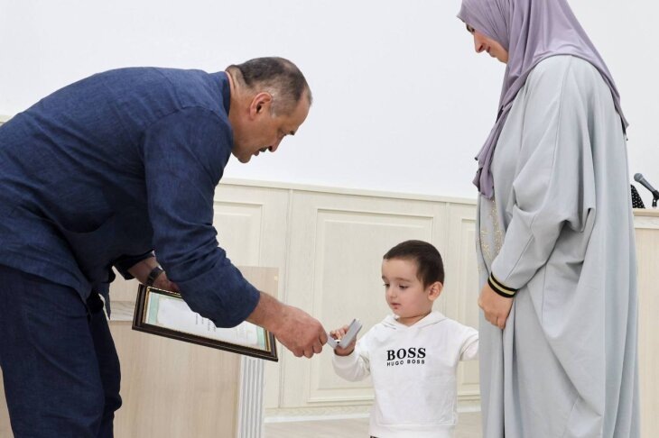     Глава Дагестана Сергей Меликов вручает ключи от квартир. Источник: news-dagestan.ru.