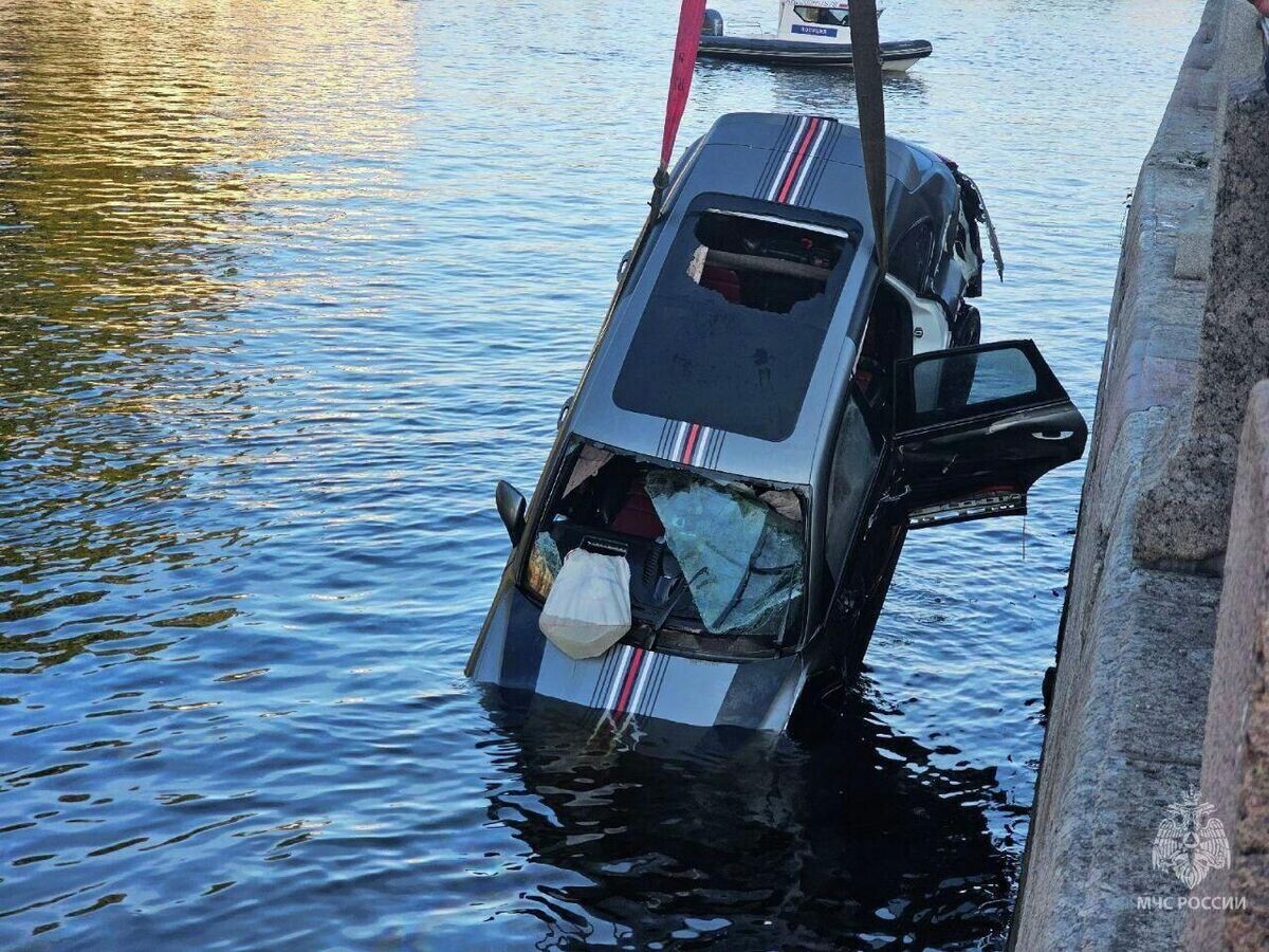   В Петербурге подняли из воды Porsche, вылетевший в реку в центре города© Фото : МЧС Санкт-Петербурга/Telegram