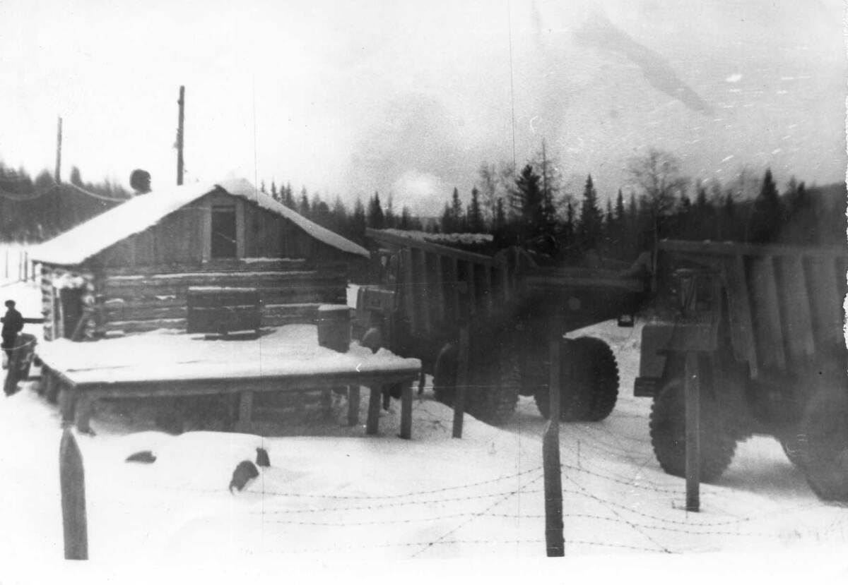 Фото автора. 80 годы прошлого века. Зимник Усть-Кут – Мирный. Заправка БелАЗ на зимнике.