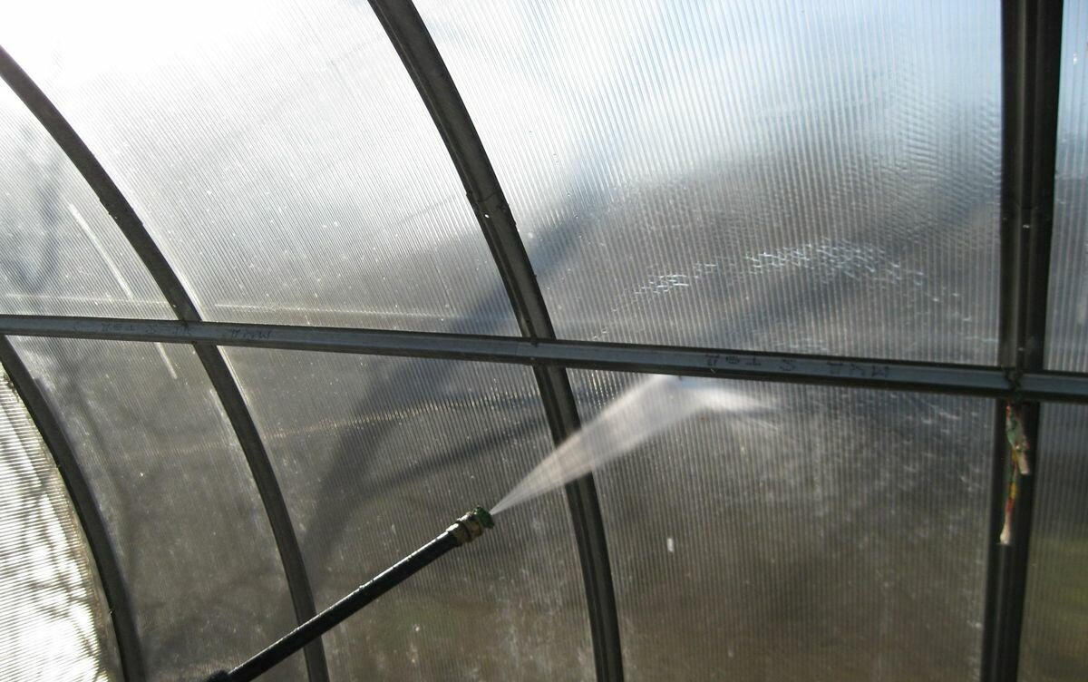 Мойка внутренних поверхностей теплицы мыльным раствором. Фото:теплицы https://dzen.ru/a/YjsMWlGNakX3Bndv