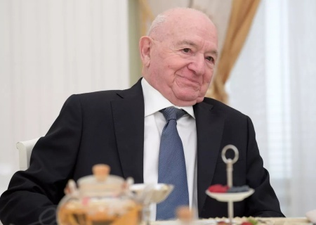    Легенду советского футбола 98-летнего Никиту Симоняна внесли на «Миротворец»
