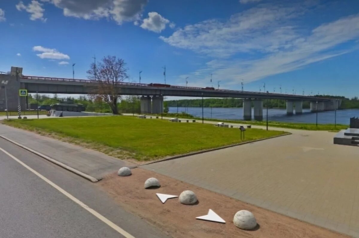    Гигантская пробка собралась у Ладожского моста на Мурманском шоссе